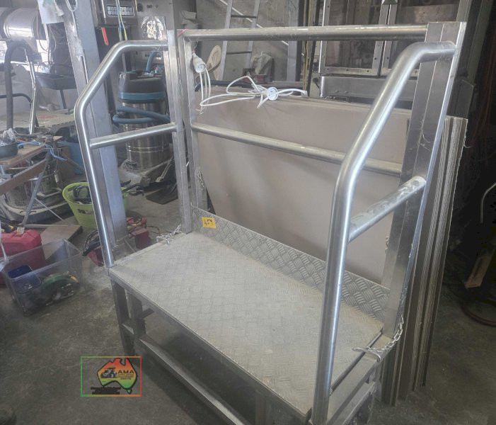 1100mm x 450mm stainless steel frame / step with checker plate bench top