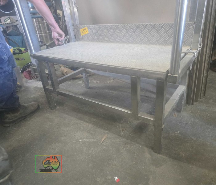 1100mm x 450mm stainless steel frame / step with checker plate bench top - photo 3