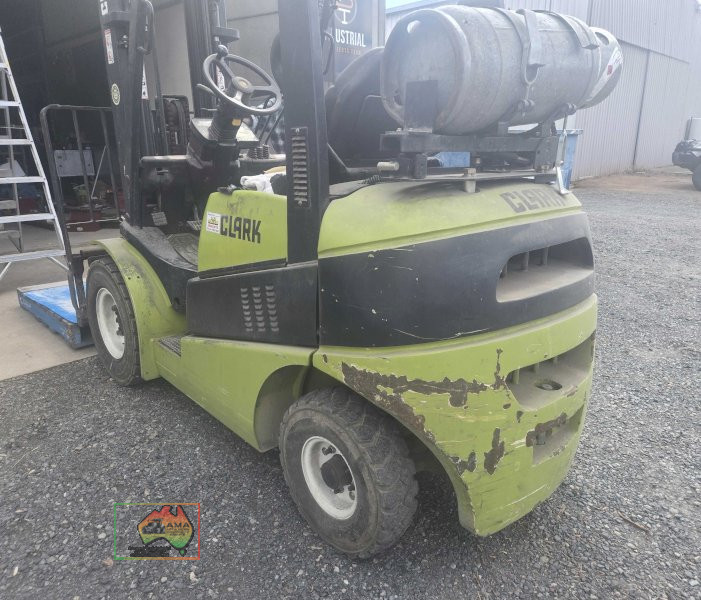 2011 Clarke C25L Gas Forklift - photo 7