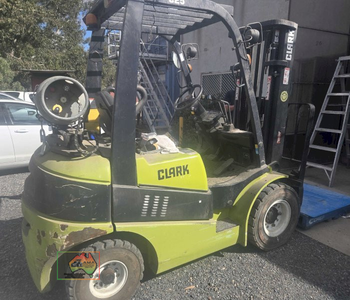 2011 Clarke C25L Gas Forklift - photo 2