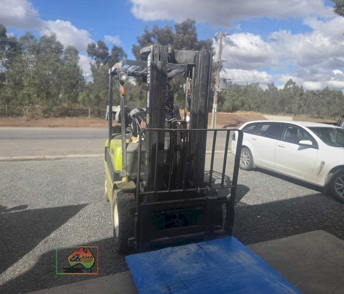 2011 Clarke C25L Gas Forklift - photo 6