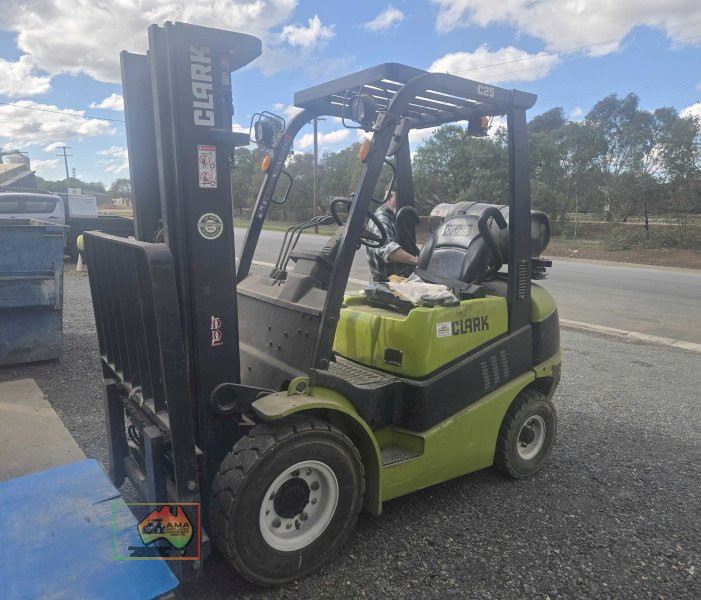 2011 Clarke C25L Gas Forklift - photo 9