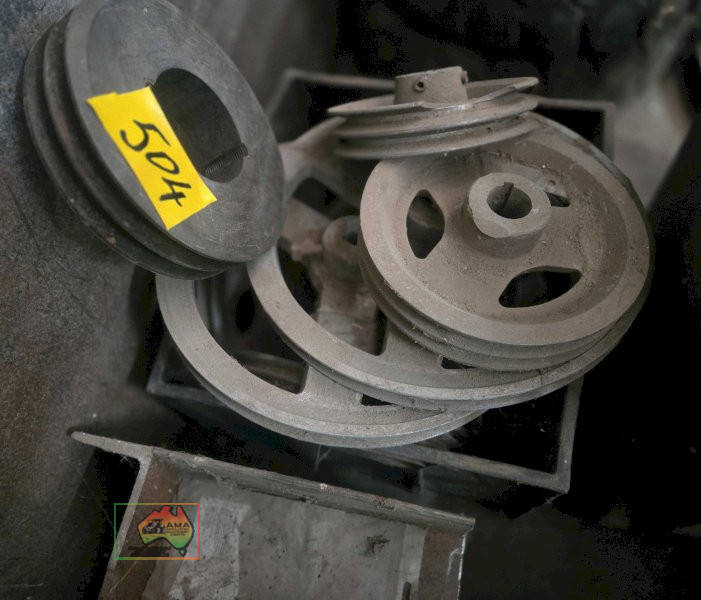 Tub of assorted small pulleys - photo 2