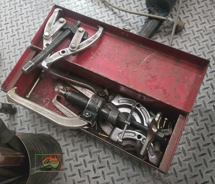 Toolbox of large pulley pullers