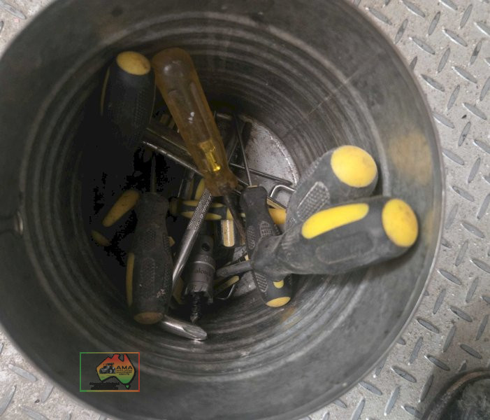 Tin of assorted screwdrivers including right angled screwdrivers - photo 1