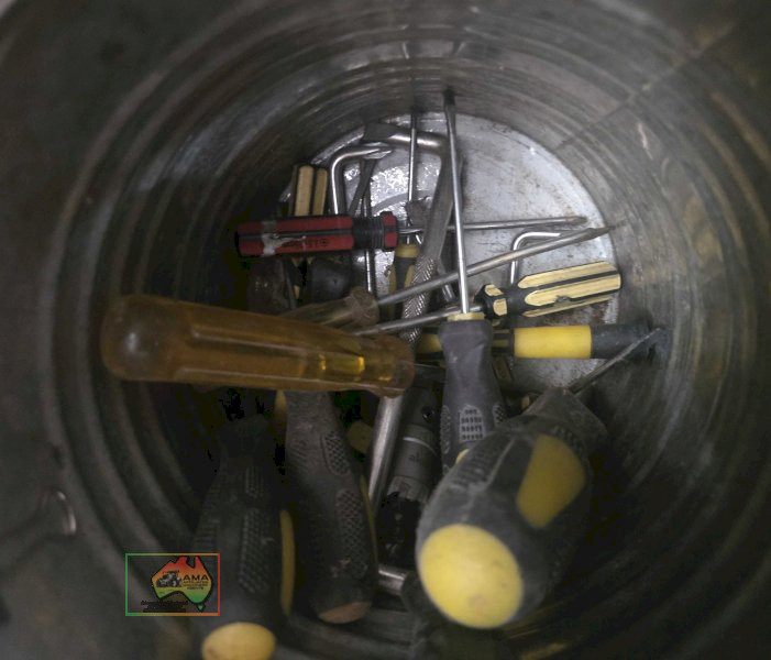Tin of assorted screwdrivers including right angled screwdrivers - photo 3