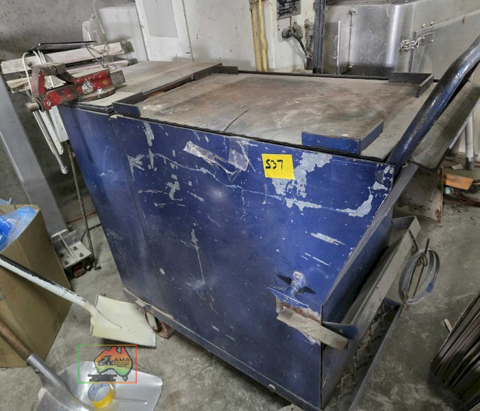 Large mobile work bench with vice