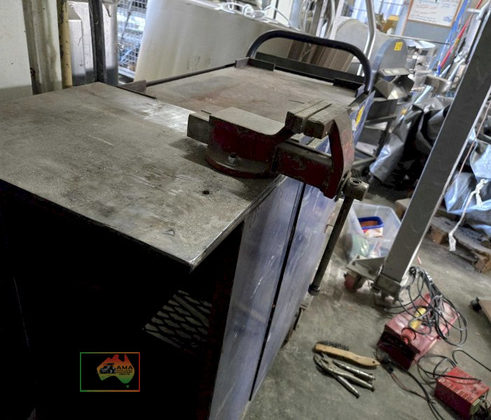 Large mobile work bench with vice - photo 4