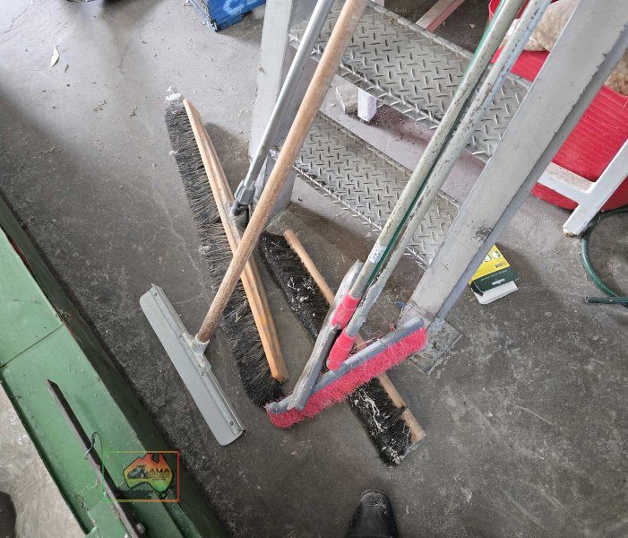5 Workshop brooms and sweeps - photo 2