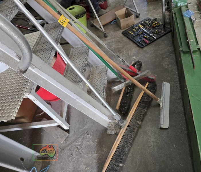5 Workshop brooms and sweeps