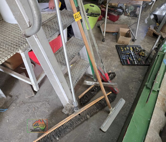 5 Workshop brooms and sweeps - photo 3