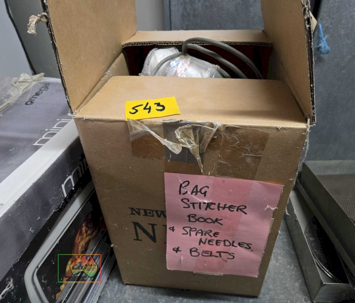 Bag stitcher w/spare needles and belts - photo 3