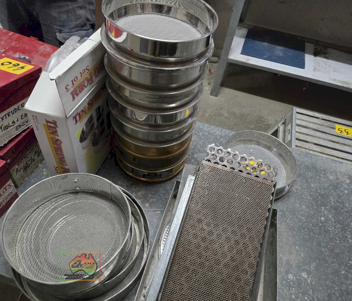 Assorted stainless steel sieve trays - photo 2