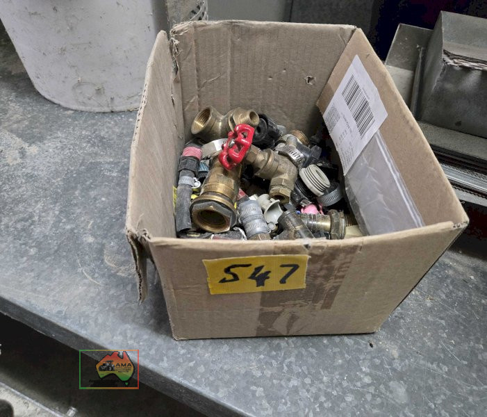 Box of assorted brass taps and fittings - photo 3