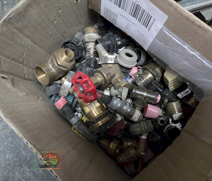 Box of assorted brass taps and fittings - photo 2