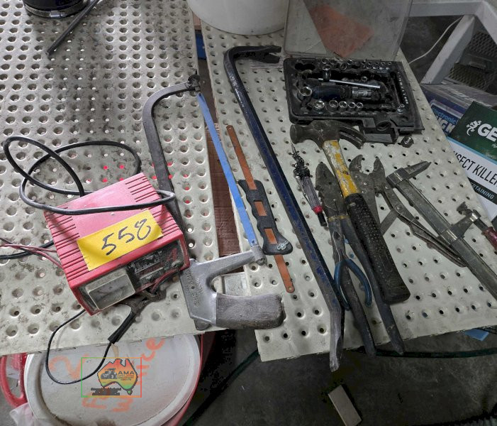 Arlec 12v battery charger and assorted sundry workshop tools - photo 3