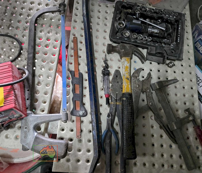 Arlec 12v battery charger and assorted sundry workshop tools - photo 2