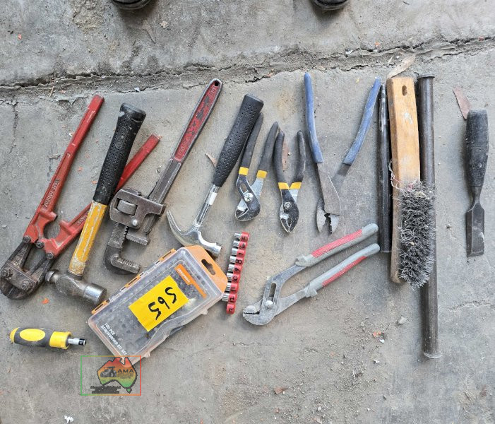 Box of assorted of good quality fencing tools, Stilson etc.