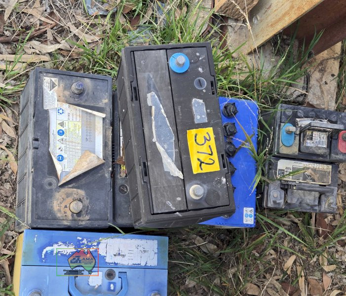 8x Used Batteries - photo 2