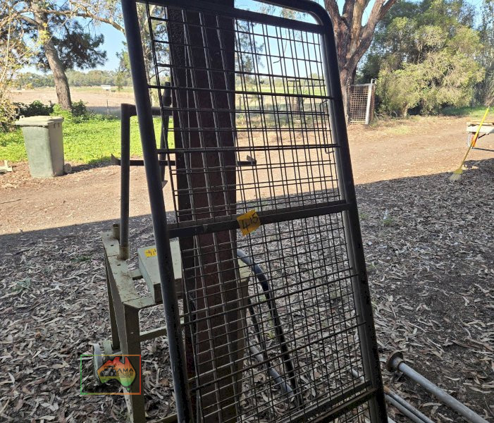 2x Black Weldmesh House Gates (1870 x 670) - photo 2