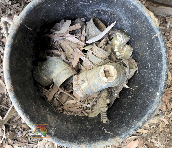 Tub of Brass Fittings - photo 4