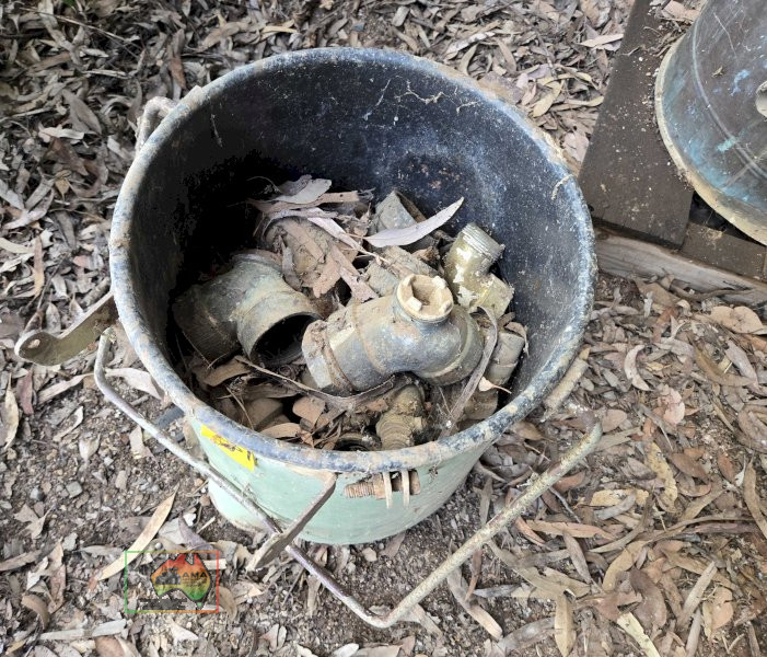 Tub of Brass Fittings - photo 2