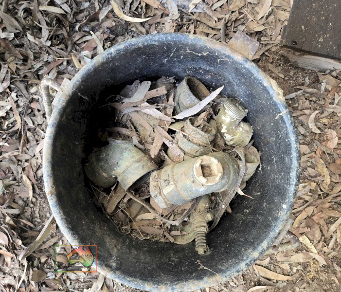 Tub of Brass Fittings - photo 3