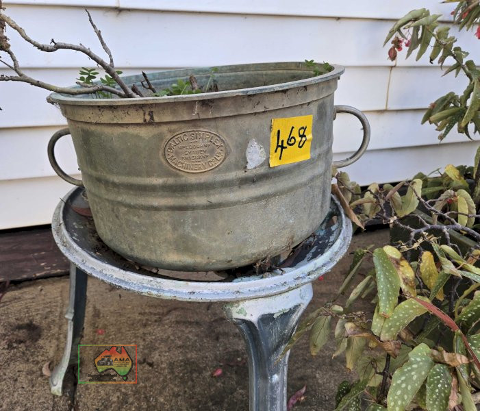 Geranium Pot Plant on Cast Stand - photo 4