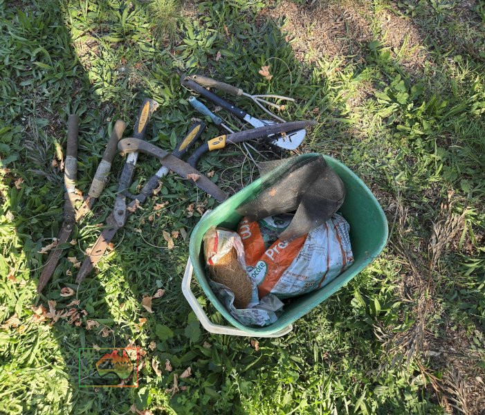 Tub of Pruning Tools - photo 3