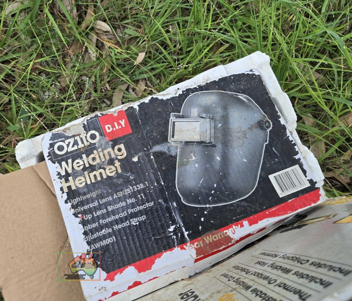 NEW Un-used 140Amp Arc Welder & Helmet - photo 2