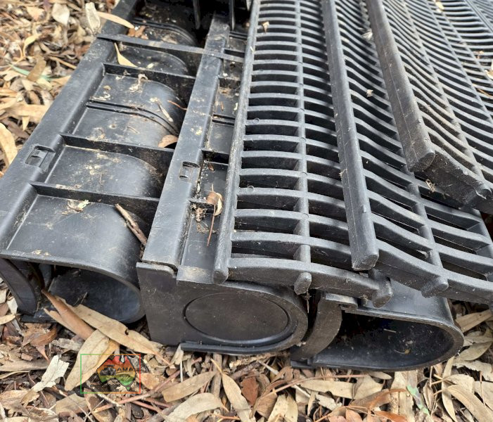 6x Poly Drainage Gutters, 2x Endcaps & Corner Mold. - photo 3
