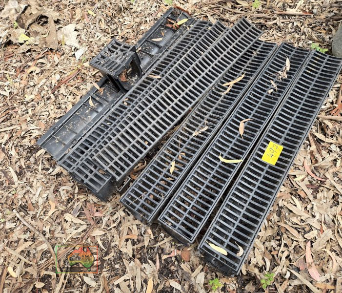 6x Poly Drainage Gutters, 2x Endcaps & Corner Mold.