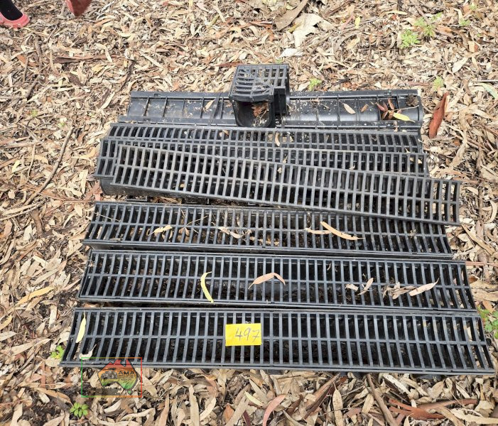 6x Poly Drainage Gutters, 2x Endcaps & Corner Mold. - photo 2