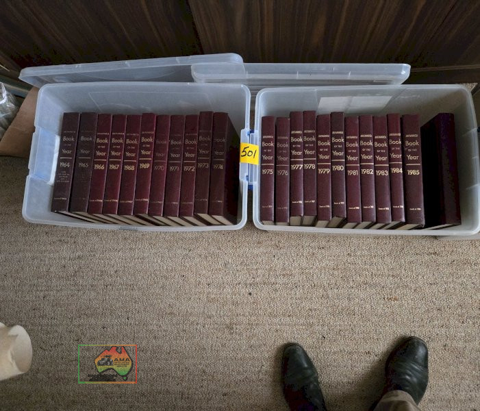 2 Tubs of Britanica "Book of the Year" 1964-1986 inclusive - photo 2