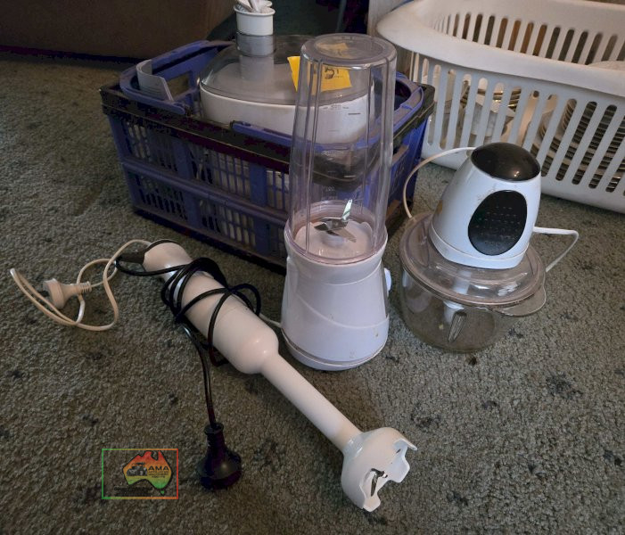 3x Electric Mixers & a Juicer