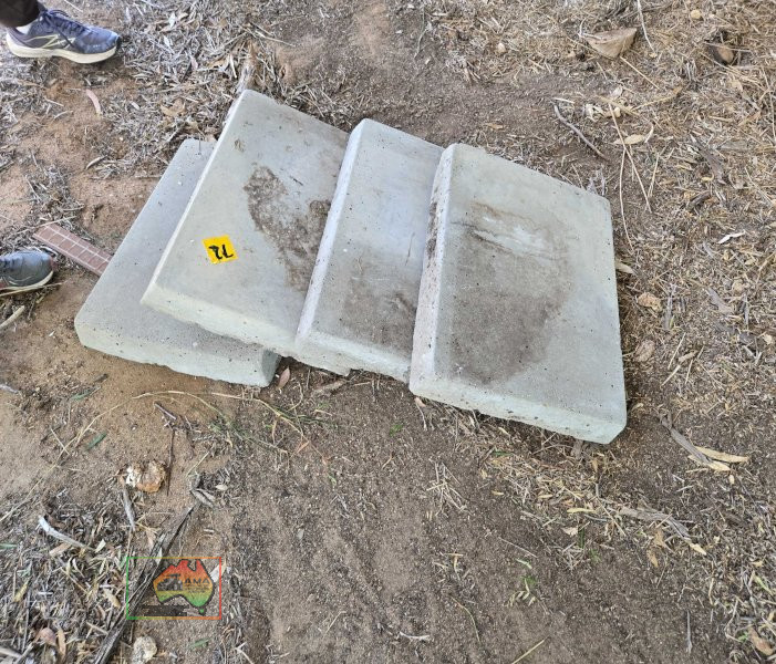 15in x 20in Concrete Garden Pavers x4 - photo 2
