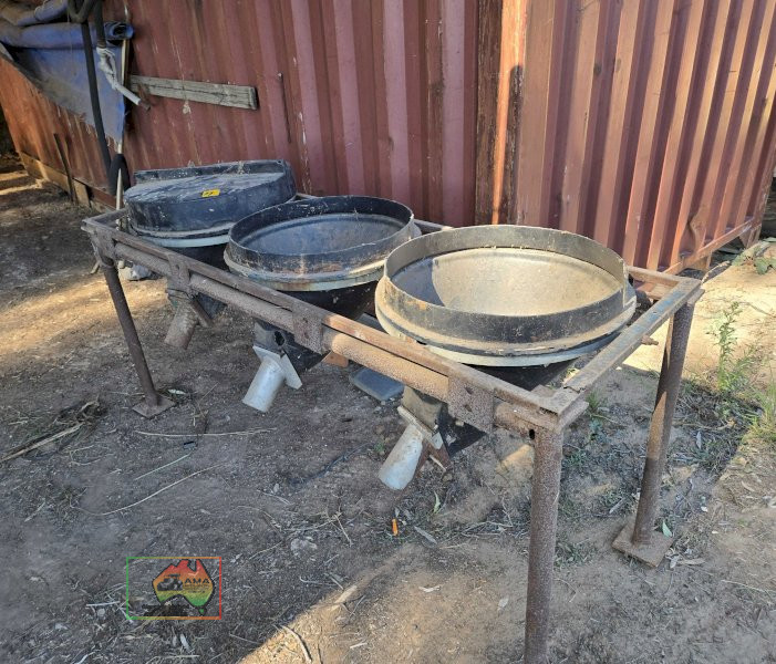 3 Bin Grain Feed Table - photo 1