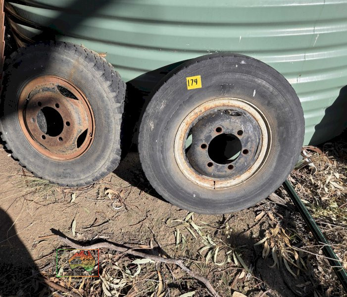 2x Bedford Rims & Tyres 7.50-R16 - photo 4