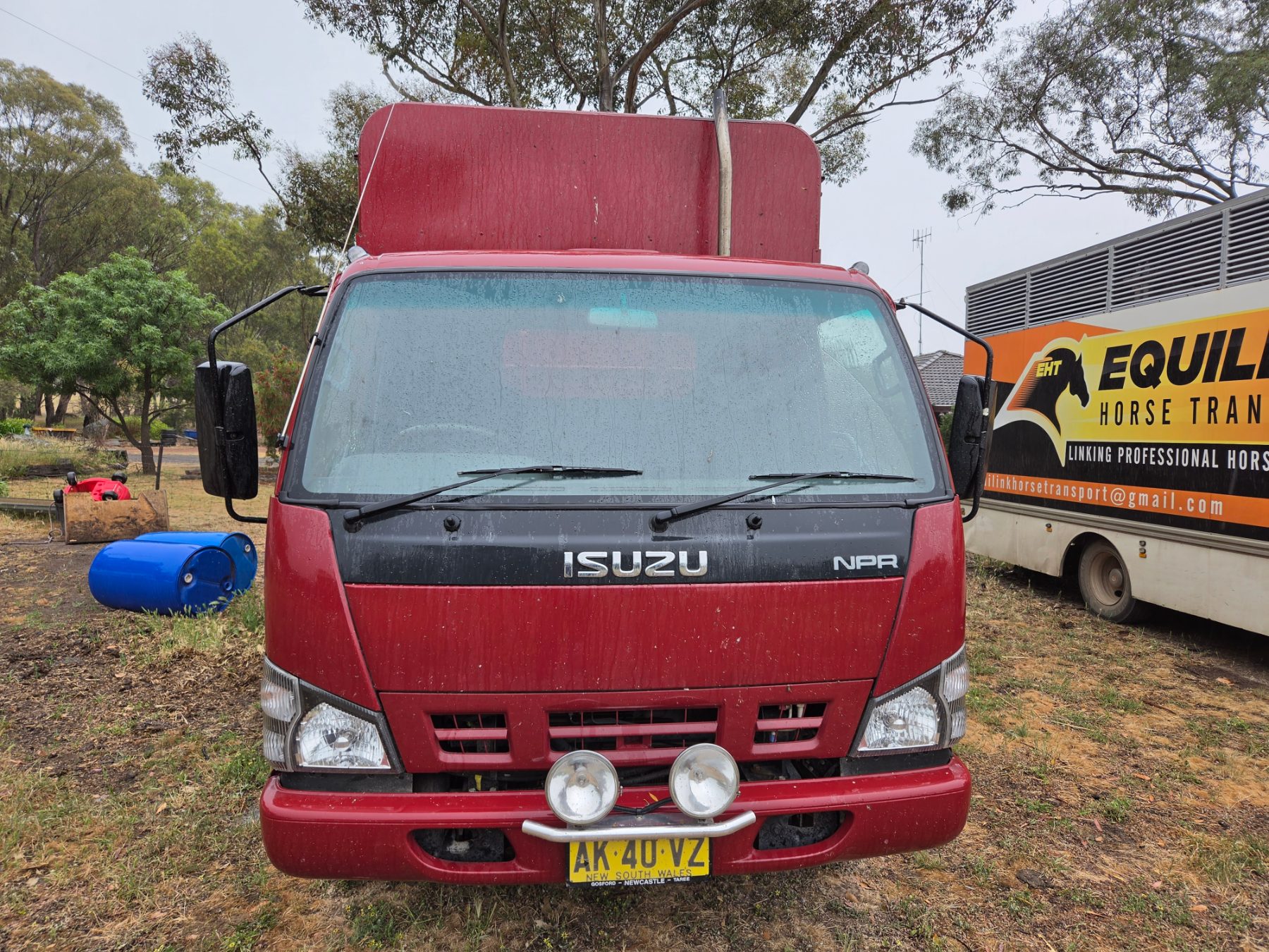 Used - 2005 Isuzu NPR 300 Horse Truck - photo 2