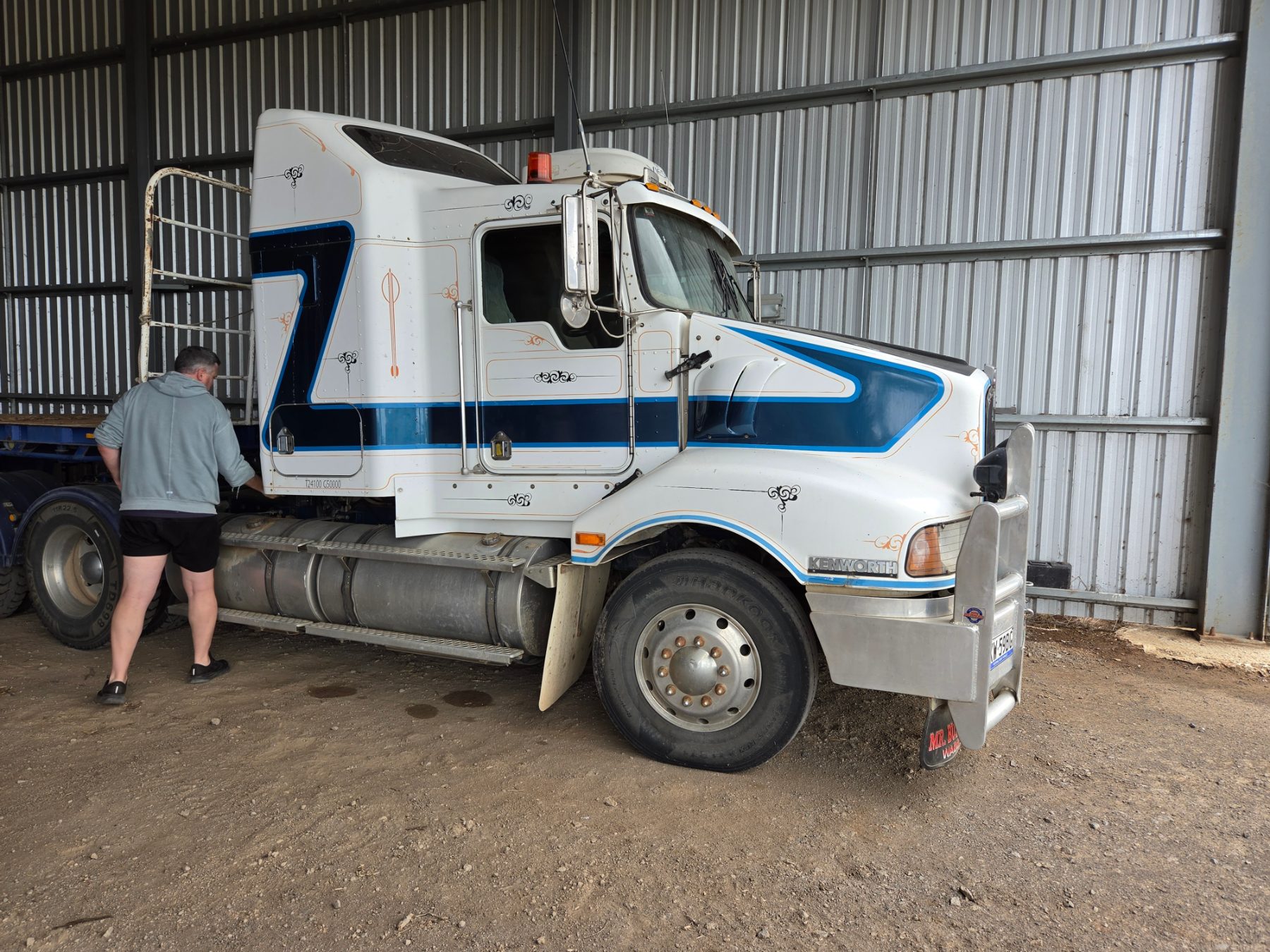 2005 Kenworth T404 with 2001 Sloanebuilt Tri-axle Grain Tipper - photo 14
