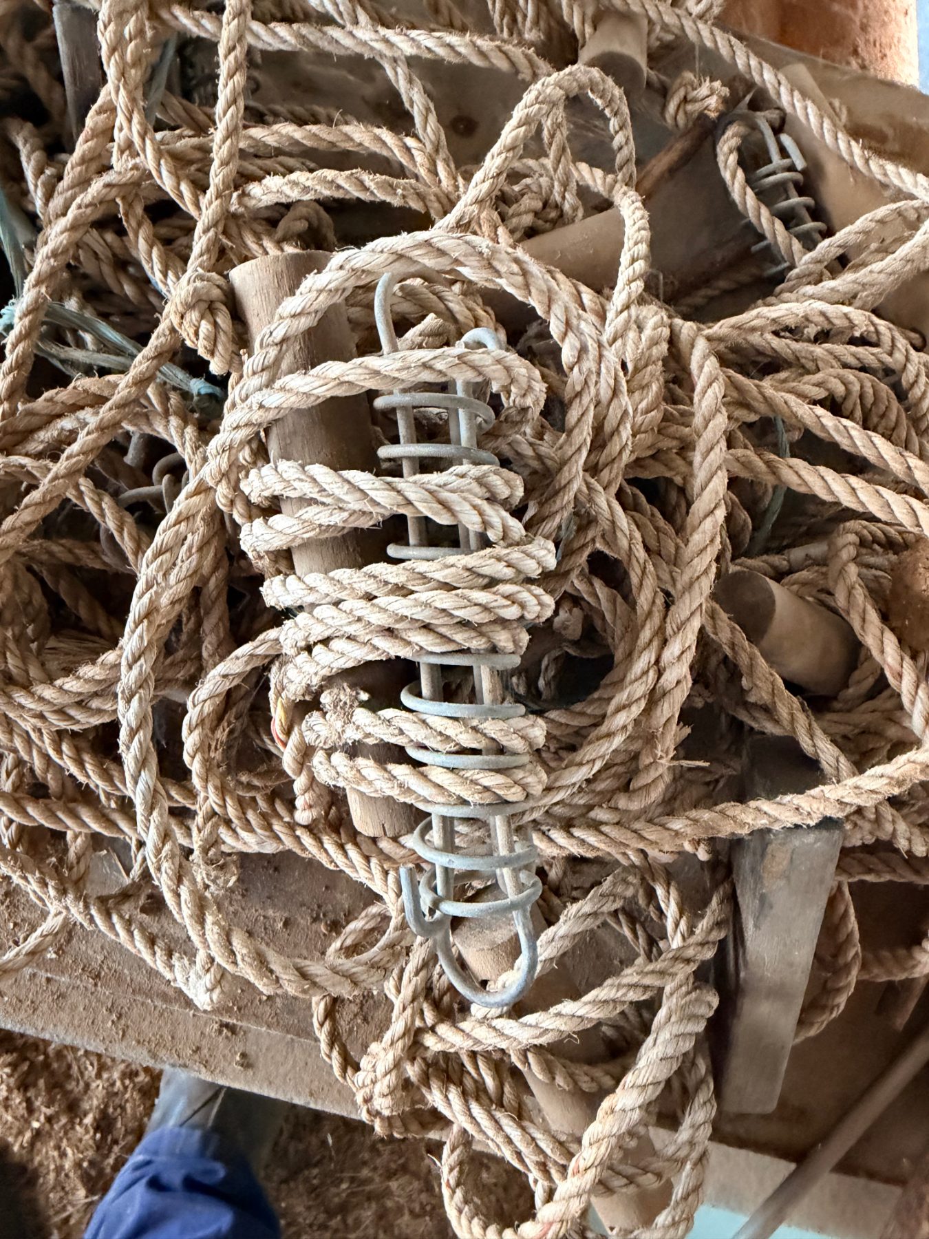 Quantity of guy/anchor ropes and tent pegs - photo 3
