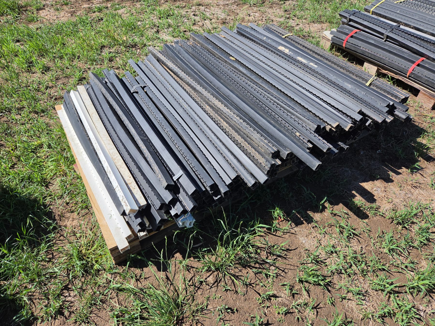 Used - Pallet (C) of Electric Fence Poly Droppers - photo 2