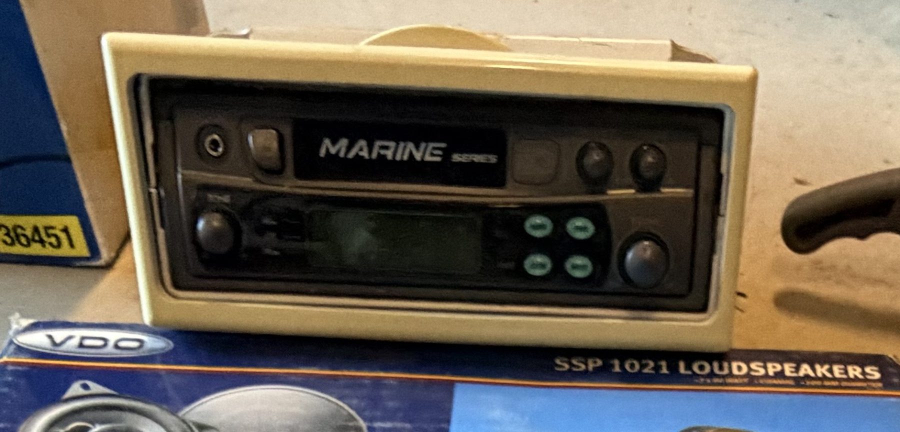 Maine radio & 2 sets of speakers