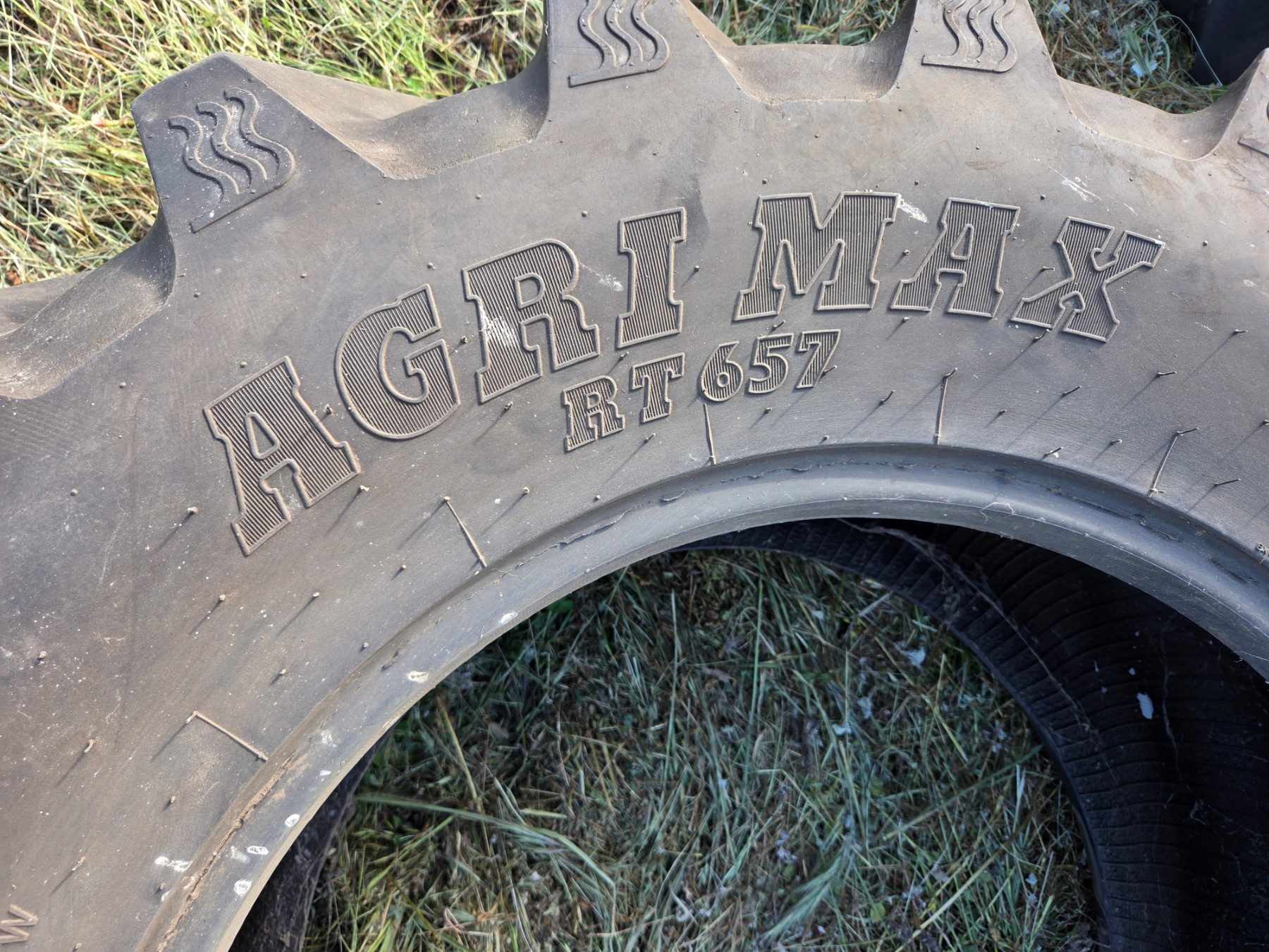 Used - BKT AgriMax 480/65R28 Tractor Tyre - photo 2