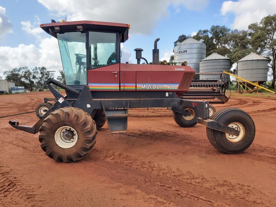 1995 MacDon 9000 Swather with Haybine Front - photo 4