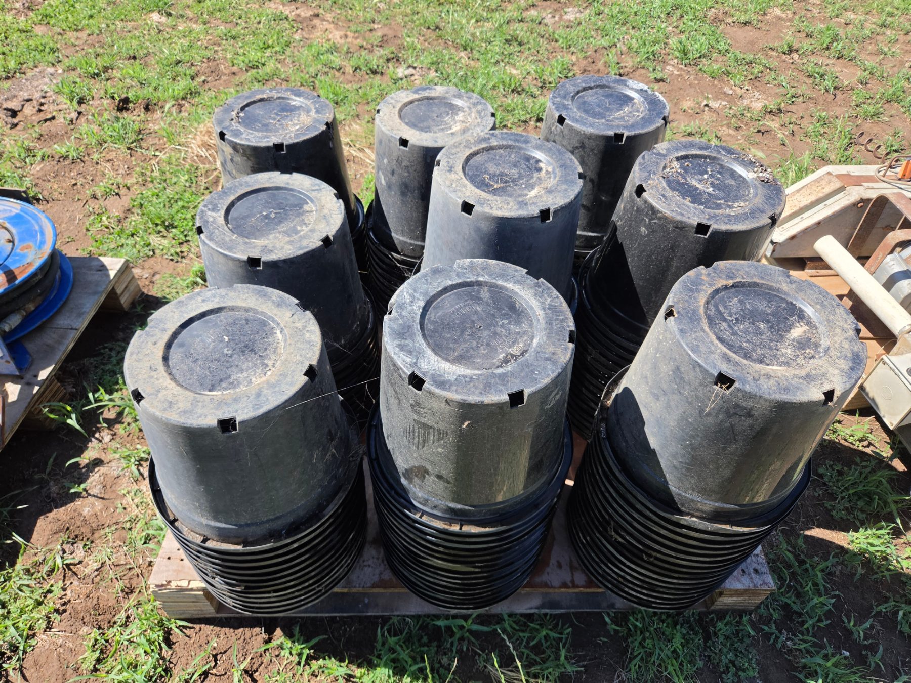 Used - Pallet of Poly 14 Ltr Plant Pots - photo 3