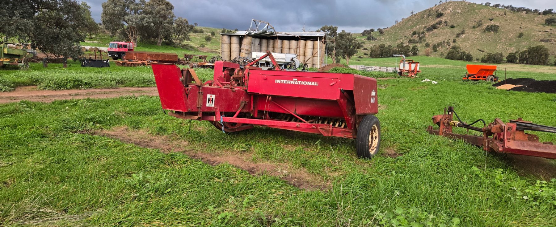 International 440T Small Square Baler - photo 2