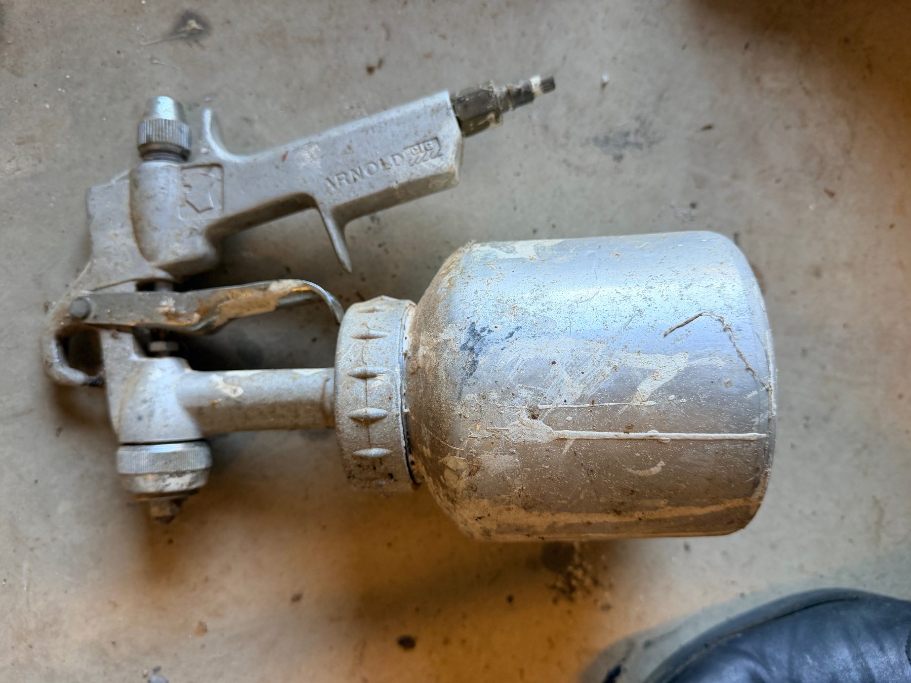 Pressurised spray gun