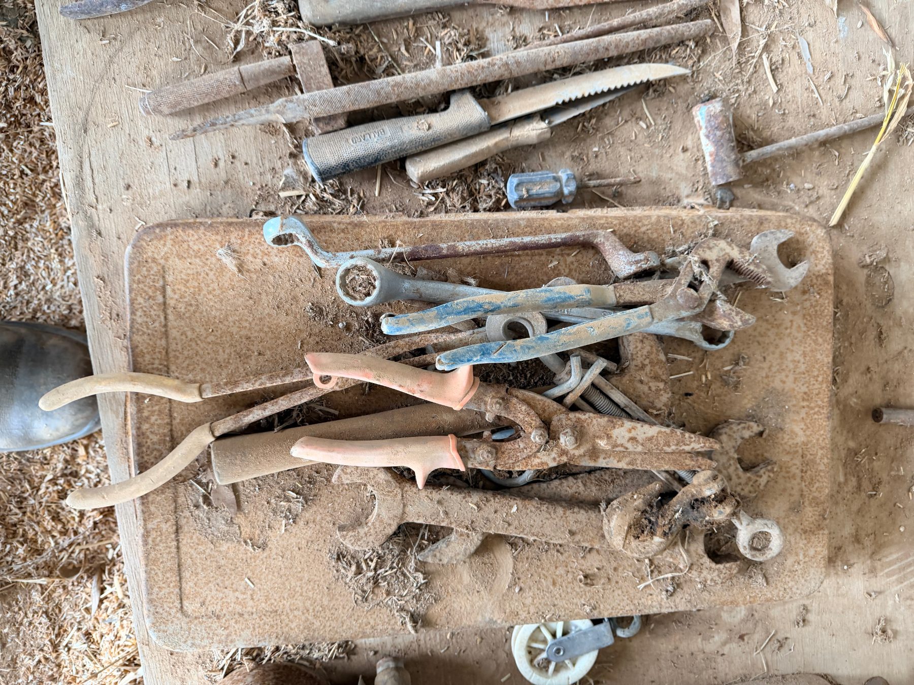 Pile of assorted old tools - photo 2