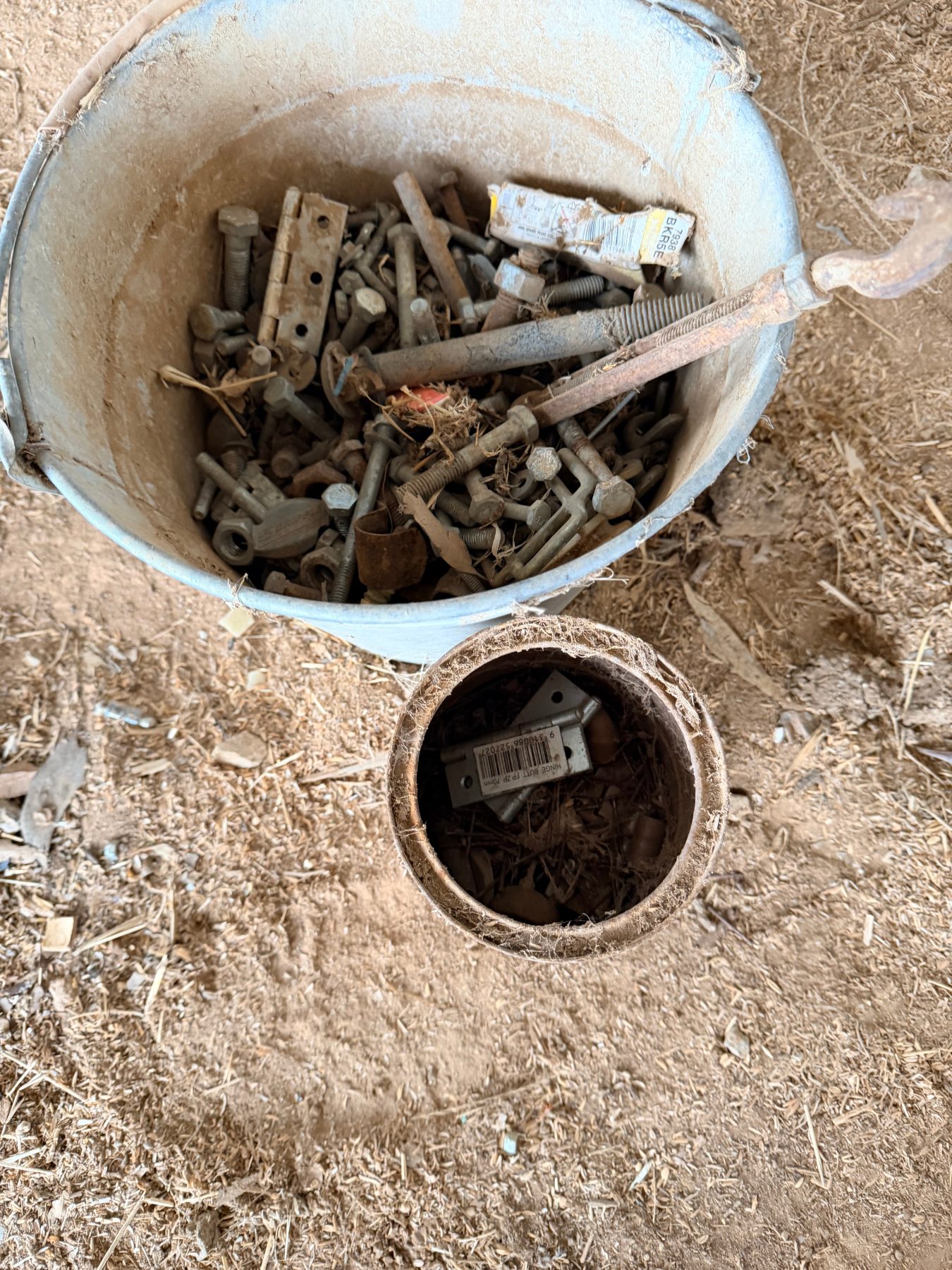 Steel bucket of assorted bolts, hinges etc. - photo 1